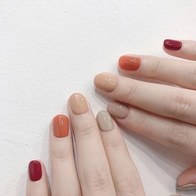 這個(gè)季節(jié)，最適合做哪些純色美甲呢？一起來(lái)瞧瞧