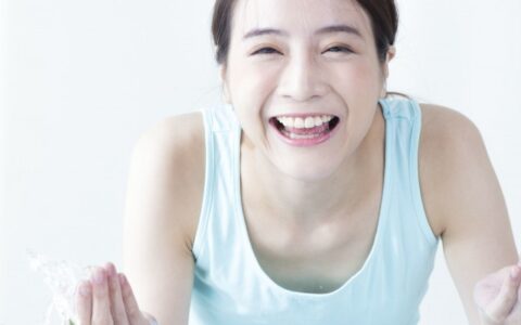 冷水洗臉好還是熱水洗臉好，教你怎么洗臉才能擁有好皮膚