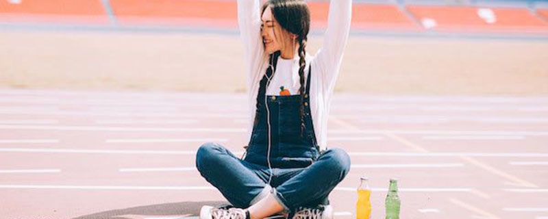 女生黑色運動鞋配什么 真正時髦的人都穿裙子配運動鞋