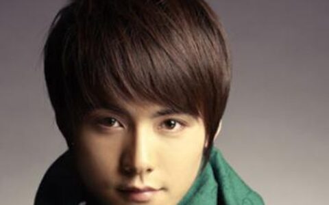 方形臉適合什么發(fā)型，方形臉的男生適合什么發(fā)型
