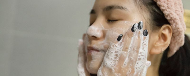 臉上反復(fù)長(zhǎng)痘痘怎么調(diào)理 控制自己不用臟手去觸摸