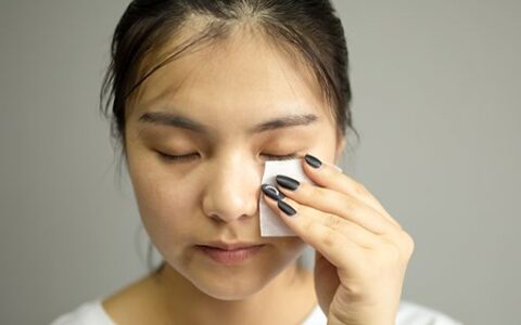 臉部皮膚粗糙毛孔大怎么辦 做好平時的卸妝和清潔