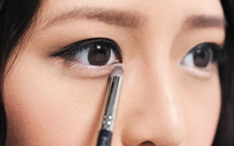 眼袋化妝怎么修飾掉，修飾眼袋的化妝技巧