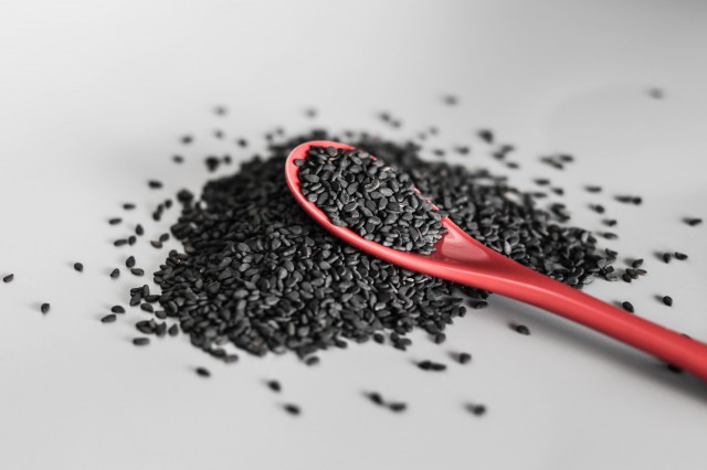白發(fā)怎么治，教你如何用食材改善長(zhǎng)白發(fā)的問題