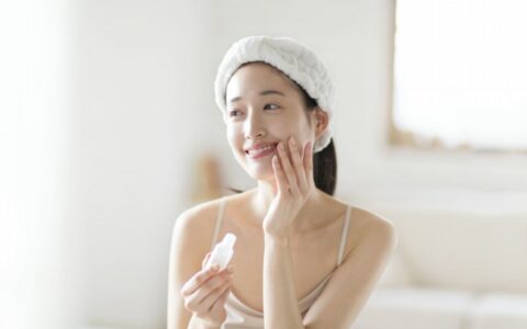 有痘痘怎么化妝不卡粉，痘痘肌化妝不卡粉的小技巧