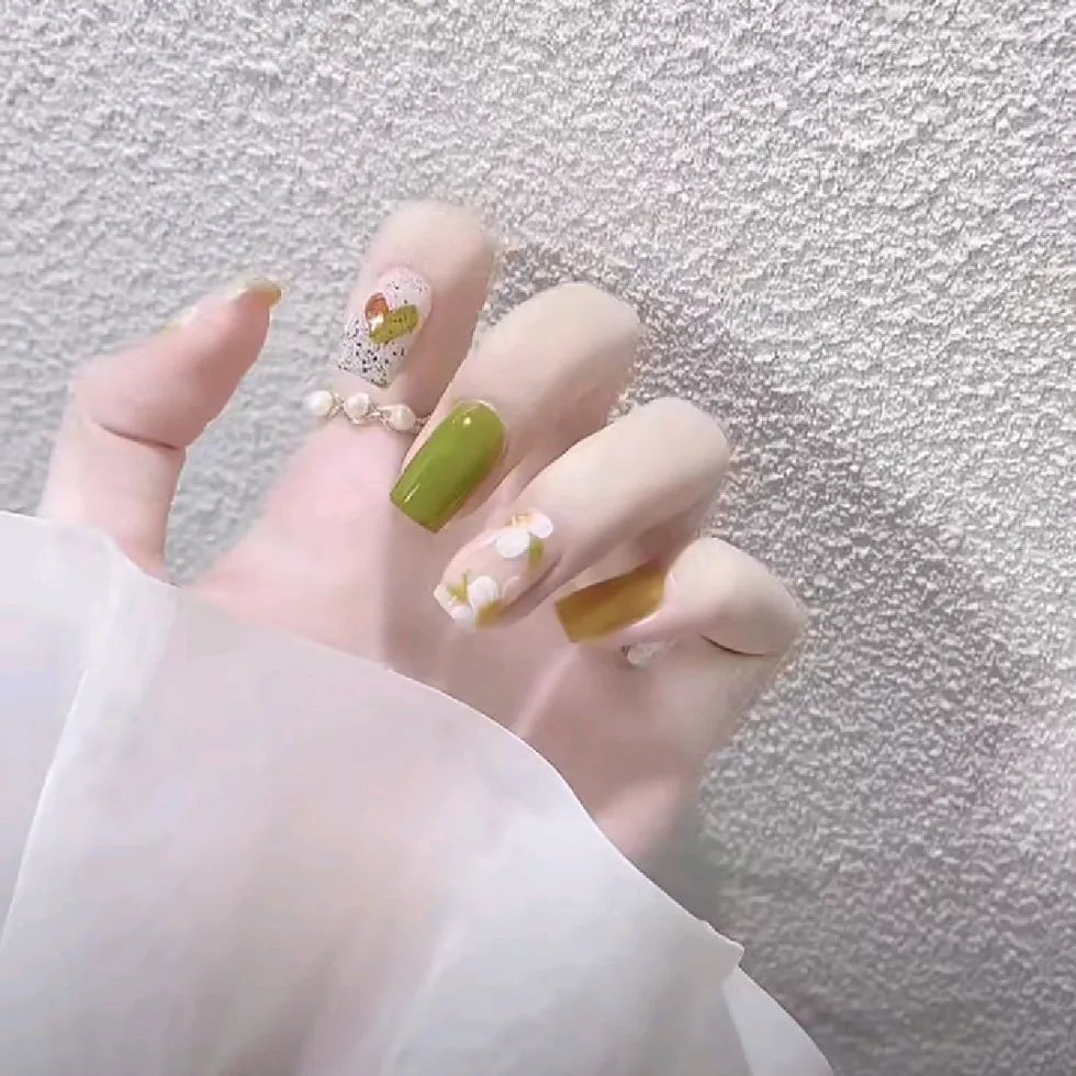 春夏氛圍感超強(qiáng)的綠色系美甲，清新又顯白