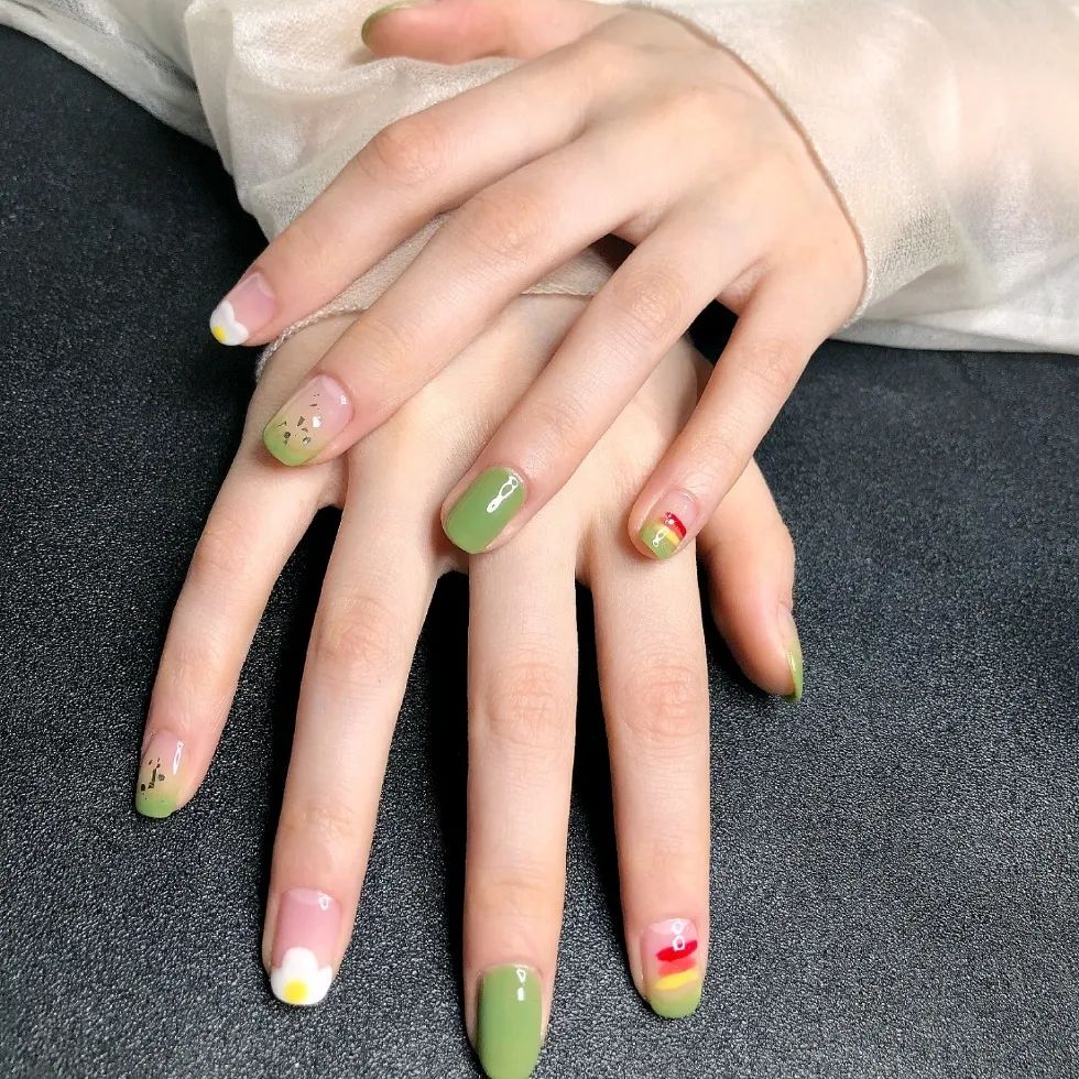 春夏氛圍感超強(qiáng)的綠色系美甲，清新又顯白