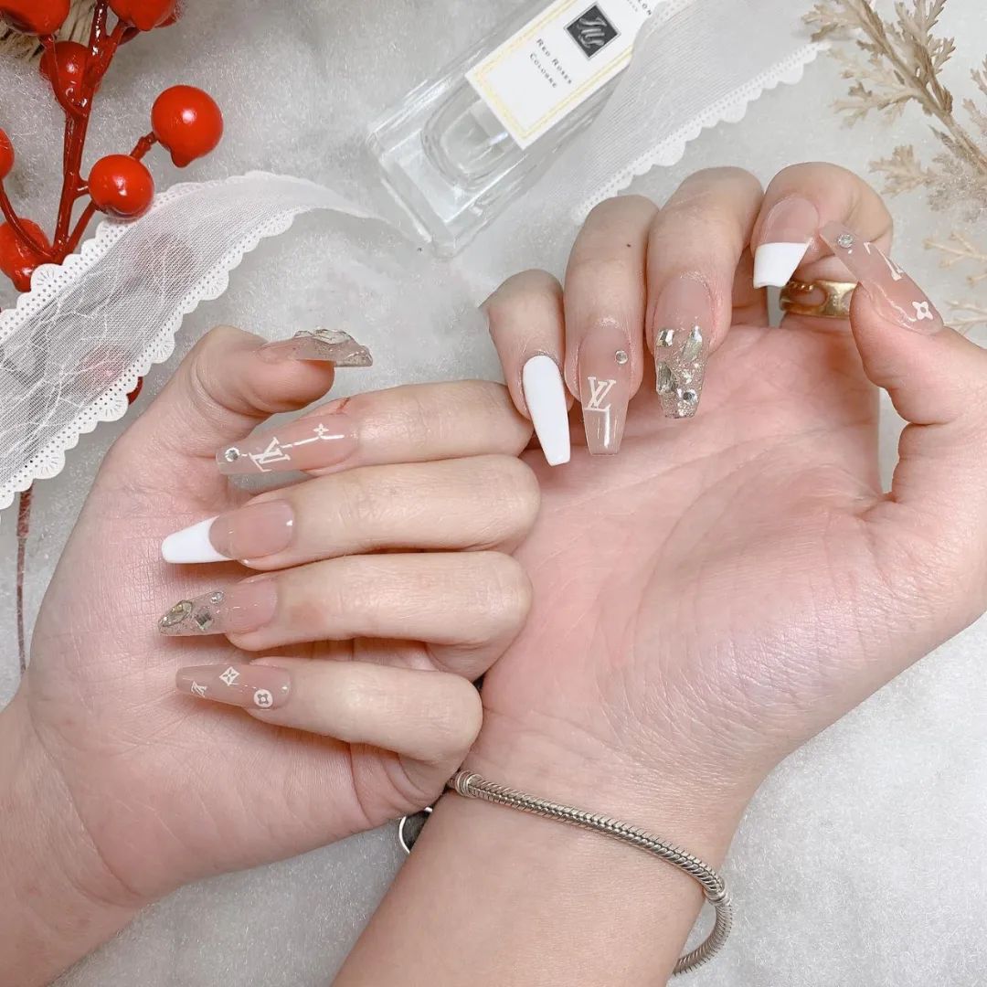 非常有質(zhì)感的新婚美甲，最近要結(jié)婚的準(zhǔn)新娘們看過(guò)來(lái)