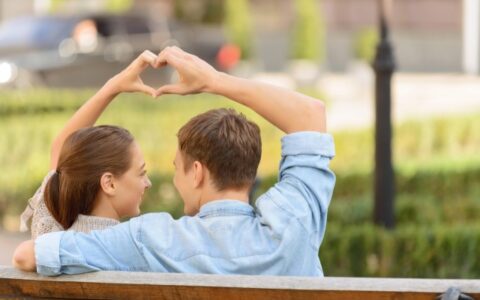 男生為什么喜歡揉女朋友頭發(fā)，男生喜歡揉女友頭發(fā)說明什么