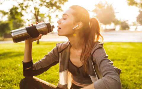 秋冬季節(jié)皮膚干燥脫皮怎么辦，秋冬怎么滋潤(rùn)皮膚？