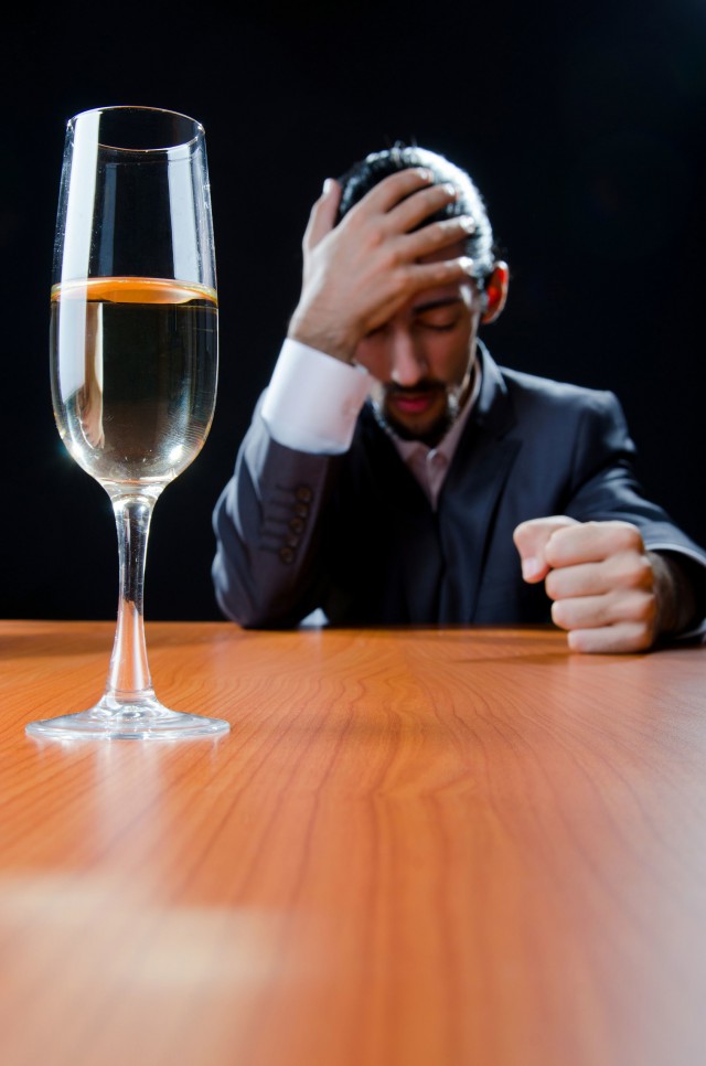 老公天天喝酒該離婚嗎，老公酗酒成癮離婚還是尋求幫助？
