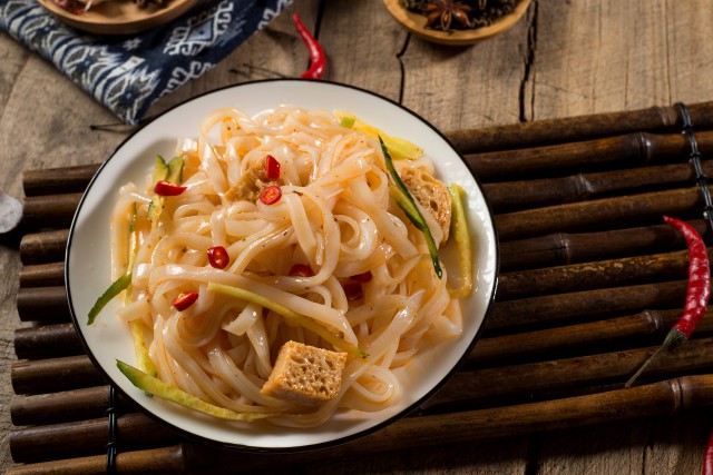 正常涼皮怎么吃熱量低點(diǎn)，減肥吃涼皮怎么不發(fā)胖？